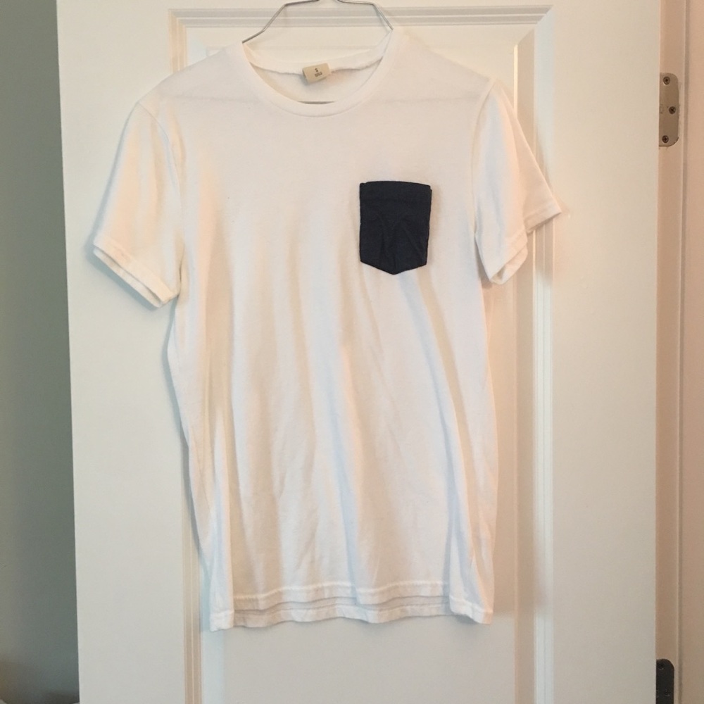 White Hollister t shirt with blue pocket